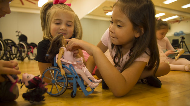 Artista americano cria versão cadeirante da boneca Barbie