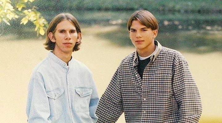 Muita gente não sabia também que Ashton Kutcher tem um irmão gêmeo,  Michael, que tem uma lesão neurológica. - Purebreak