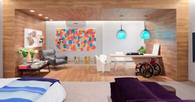 Sala adaptada com portas largas e circulação acessível para PcDs